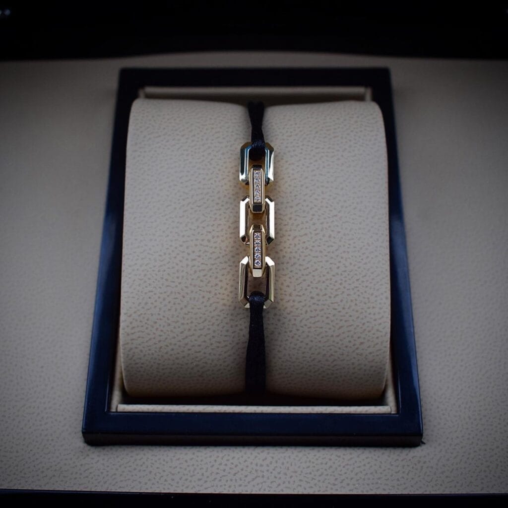 18 Karat Gold Gliederarmband aus Seide mit Diamanten vorne