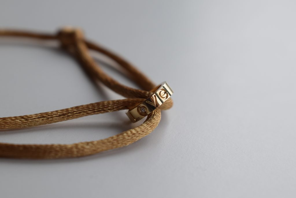 Bracelet Love en or 18 carats, soie oj exclusive11111 à l'échelle