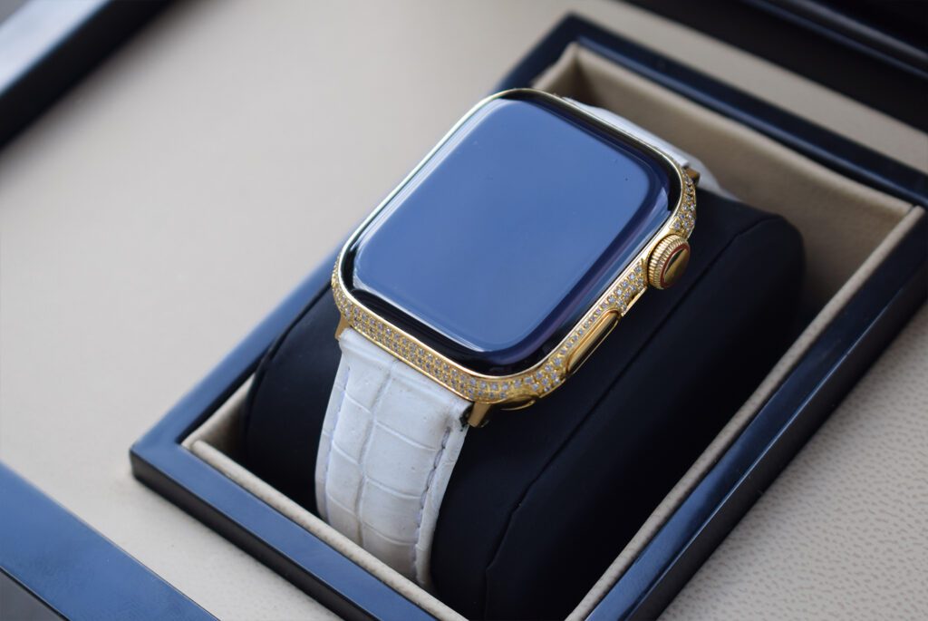 ساعة آبل 8 من الذهب عيار 24 قيراطًا مع حزام سواروفسكي من جلد التمساح