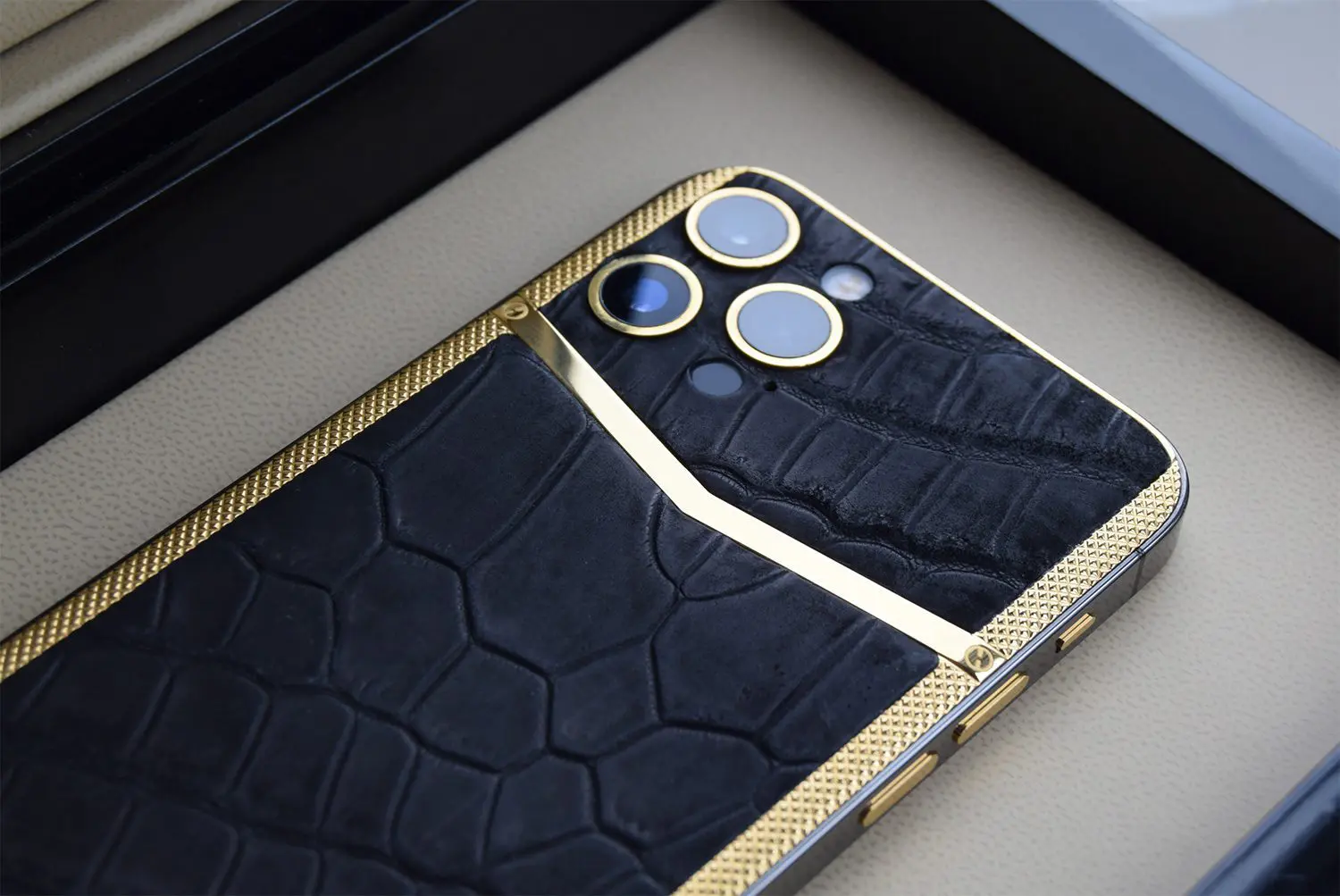 New Luxury 24k Gold iPhone 13 Pro and Pro Max Full Crystal Edition - Leronza