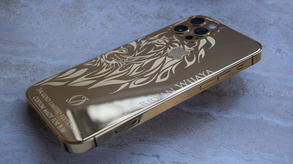 Gravure de lion sur iPhone 15 Pro en or 24 carats