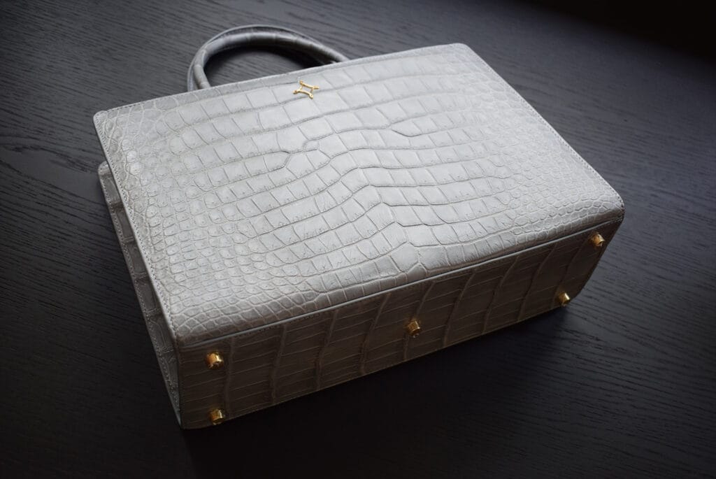 Sac fourre-tout en crocodile gris avec fond