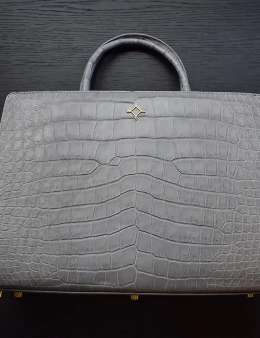 حقيبة يد رمادية من جلد التمساح