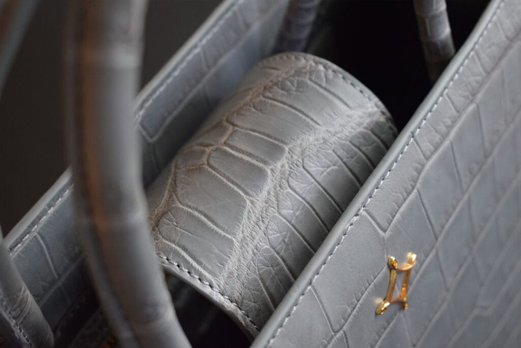 Sac fourre-tout en crocodile gris avec anse