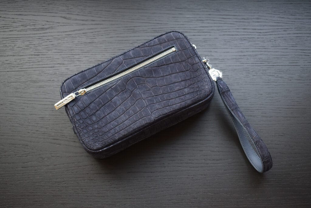 حقيبة من جلد التمساح الأزرق