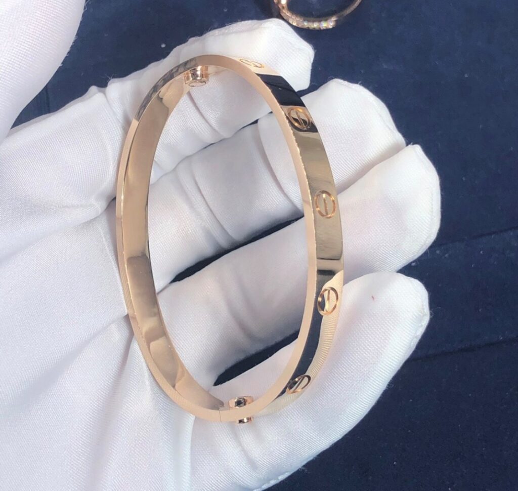 bracelet love cartier en or jaune 18 carats et diamants 10