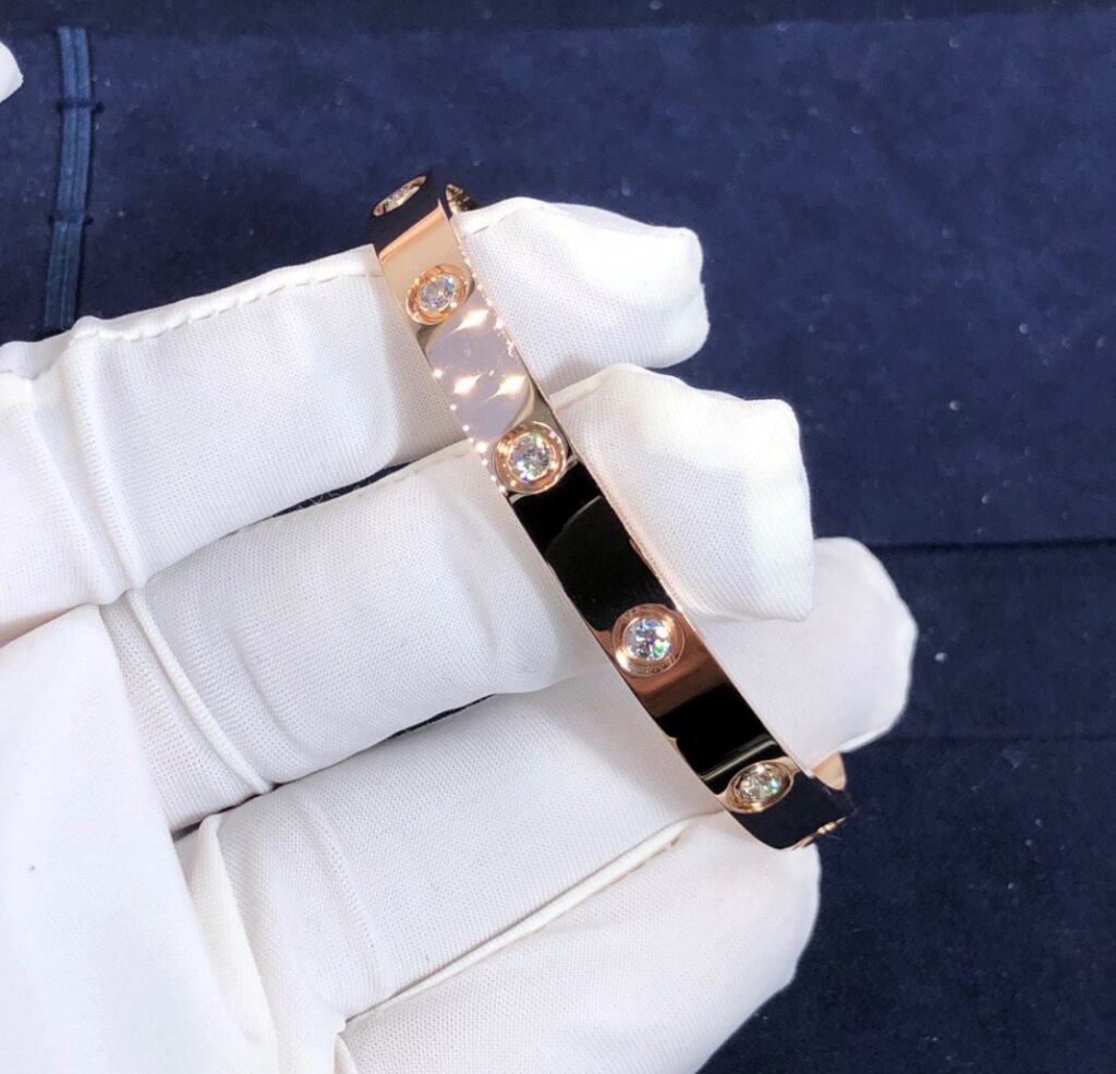 Bracelet Love Cartier en or jaune 18 carats et diamants 10 côté 1