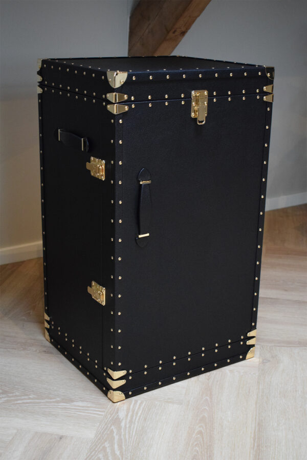 geschlossene schwarze Leder Uhrenbewegerbox mit Humidor schwarz1