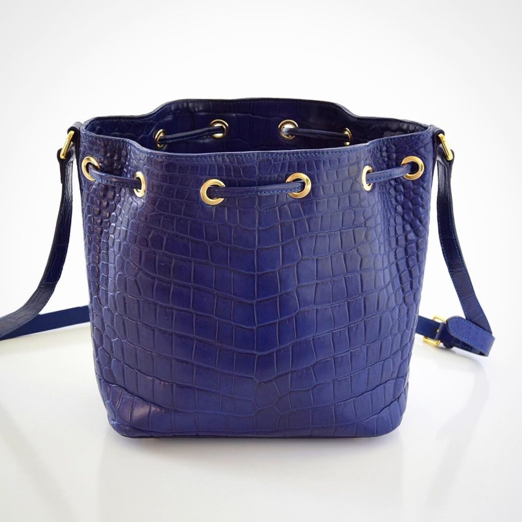 حقيبة توت زرقاء من جلد التمساح
