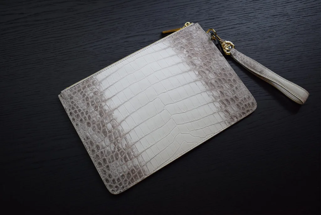 pochette en crocodile de l'Himalaya