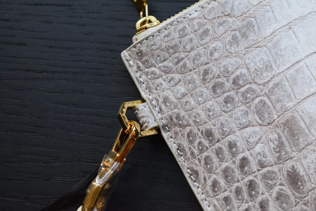 gros plan d'une pochette en crocodile de l'Himalaya