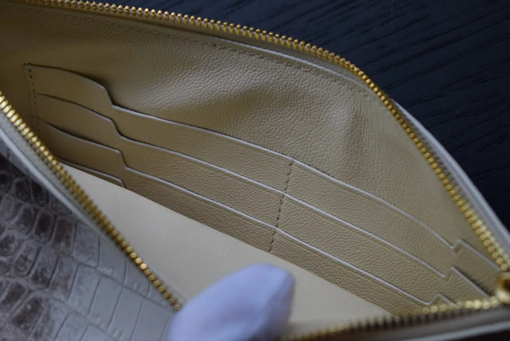 intérieur de pochette en crocodile de l'Himalaya