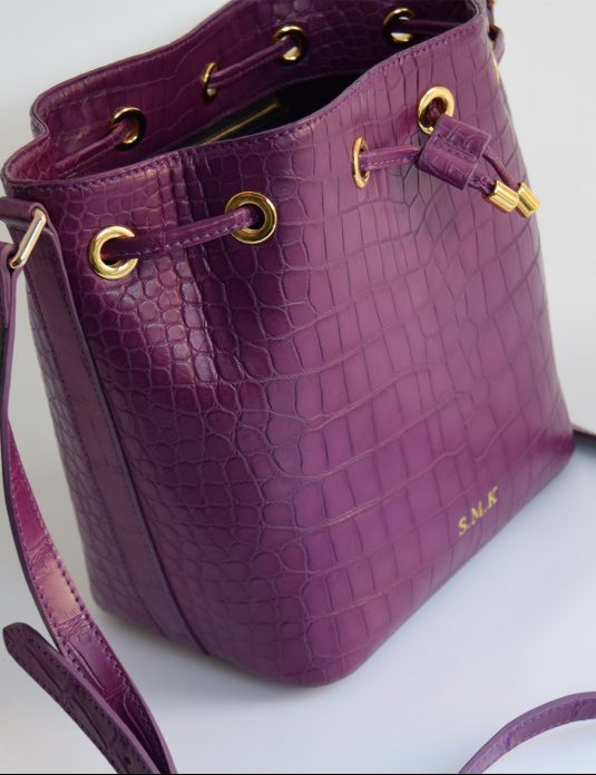 bolso de mano morado de cocodrilo